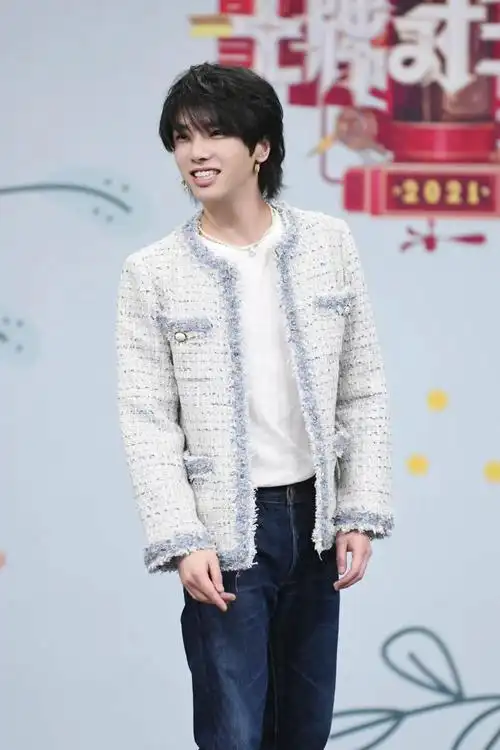 华晨宇壁纸这神仙颜值太绝了帅气中透露着一丝俏皮