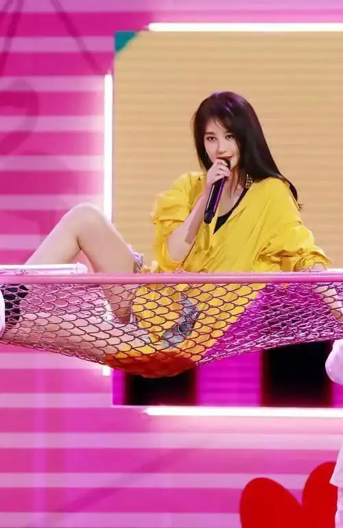 李菲儿登台热舞,原来除了蜜桃臀,她的这个部位最性感!