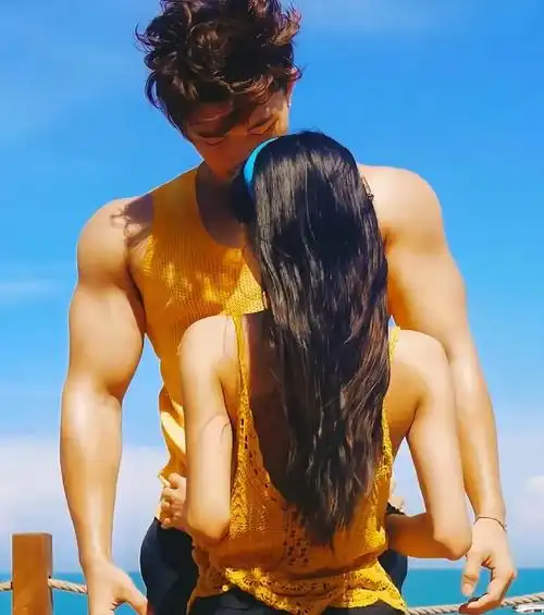 鸟子男人抱起女生,女人脚盘在男人腰夫妻裸垂图片女人与男人八爪鱼