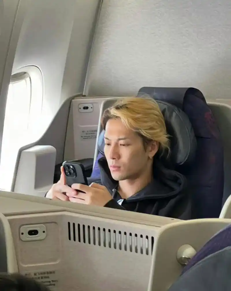 有人觉得王嘉尔得素颜妆造普,你们觉得呢?#王嘉尔