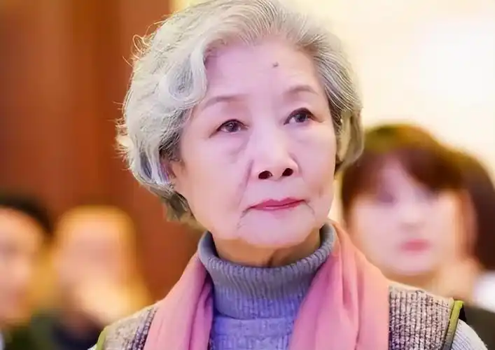 演员吕中:23岁嫁同学,今儿子儿媳是她的骄傲,女儿是国人的骄傲