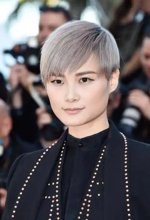 李宇春在外国红毯上太有牌面,穿高定彰显帅气气场,也太有范了_黑色_裤