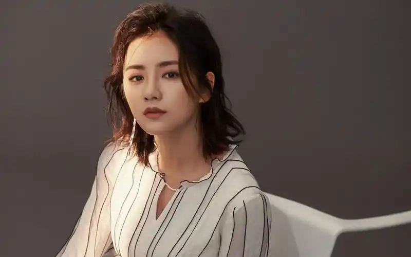 伊一喜提时髦女孩,化身"行走画报"