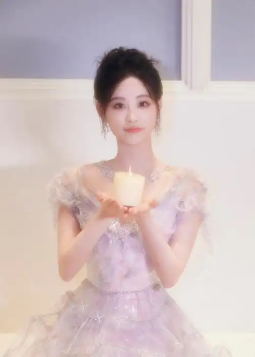 祝绪丹超话@祝绪丹bambi一袭梦幻星空画蝶流光裙,朦胧唯美,宛若童话