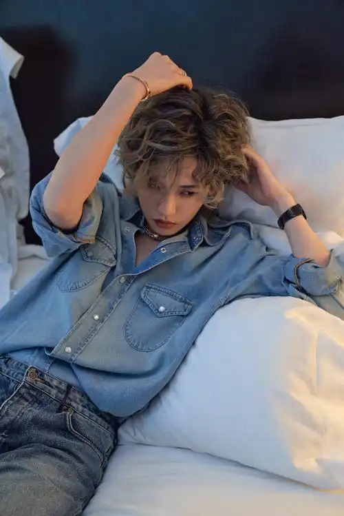 陆柯燃卷发牛仔衣造型##宝格丽王者荣耀##王者宝格丽发布盛典