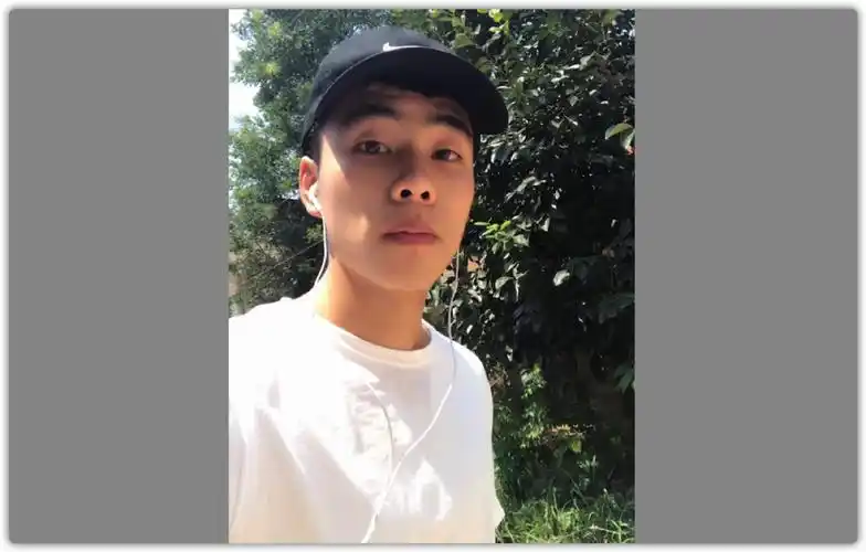 翻到了几年之前的大学照片,哪个少年还在吗?