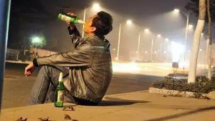 父亲不喝水只喝酒女儿长大给他买了半屋子酒他却气得大哭