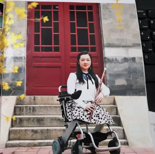 双腿高位截肢3岁时遭遇车祸张慧琪是湖北荆门人2017年考进民大,她成为