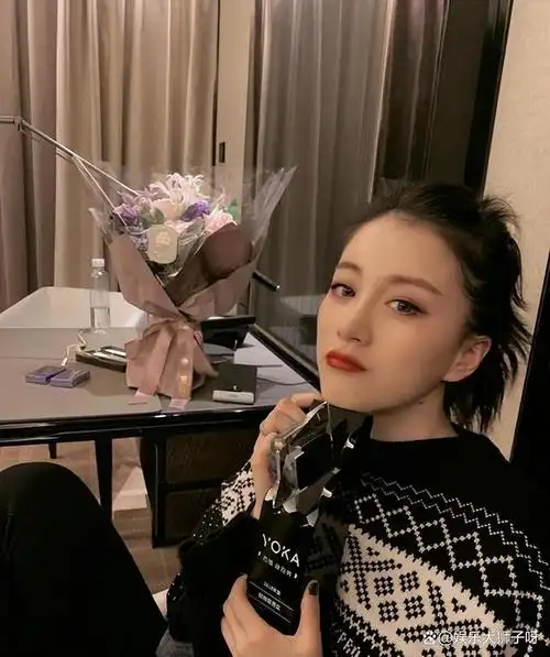 车澈在社交媒体上发文描述道:"我和我的女朋友一起不以为然地瞧