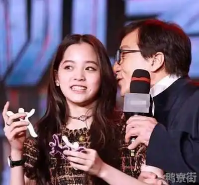 欧阳娜娜第一次给成龙欧阳娜娜16岁被卖给成龙