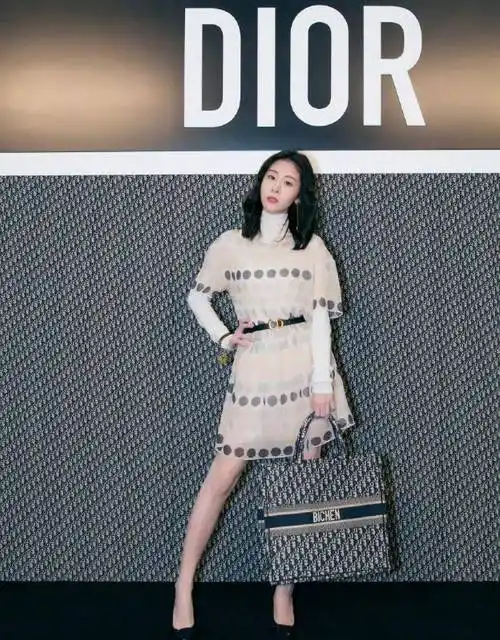 张碧晨真会穿,无袖连衣裙都能穿出高级感,女神气质太好_穿着_黑色