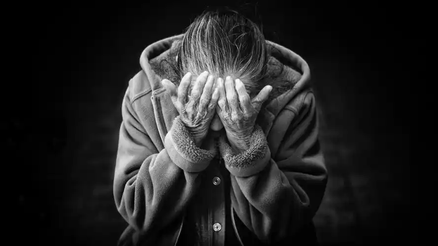 悲伤伤心哭泣的人图片-人物壁纸-高清人物图片-第10图-娟娟壁纸