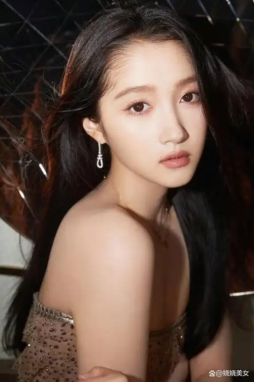 关晓彤:从甜美到性感的魅力进化,女人味愈发浓烈