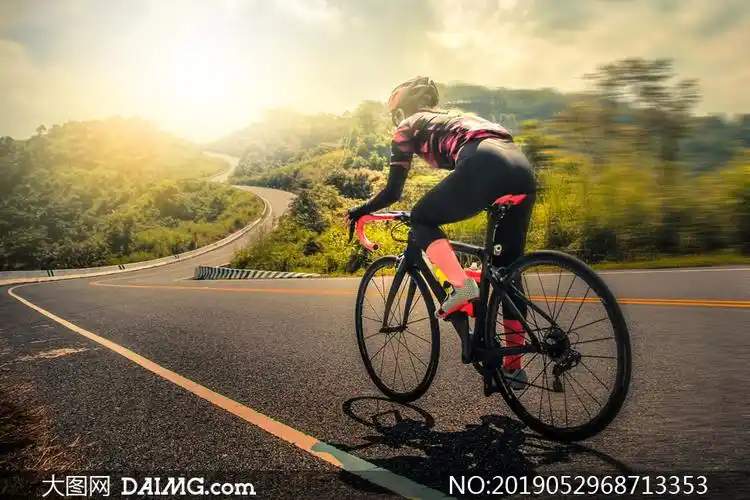 户外公路上的骑行运动人物高清图片