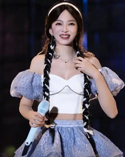 随着《渣女站姿》的热议升温,张韶涵成为了大众瞩目的明星.