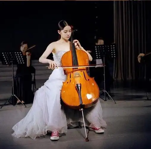 喜欢舞台上欧阳娜娜拉大提琴,而生活中的她时尚穿搭更是可盐可甜