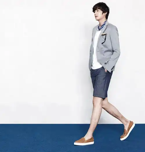 李敏镐为某时装代言 黄金比例身材散发男人魅力