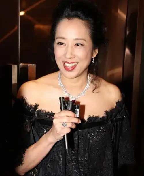 60岁朱玲玲真好看一双腰果眼最抢镜好命女人果然最美