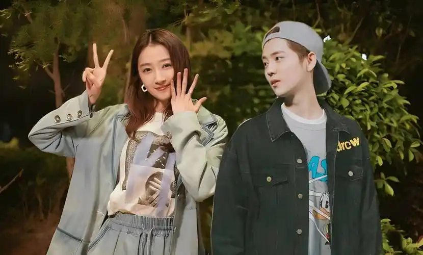 鹿晗带关晓彤外出聚餐,两人亲密同行!男方却遭网友吐槽像女孩!