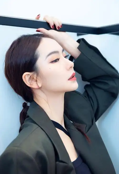 戚薇身穿纯黑look特有东方气质高挑又帅