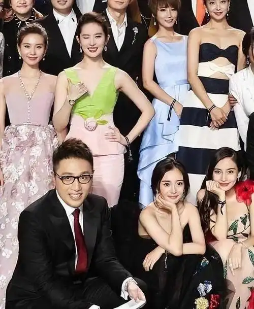 当杨幂和刘亦菲刘诗诗同框,穿礼裙各有各的美,但仪态差距挺悬殊