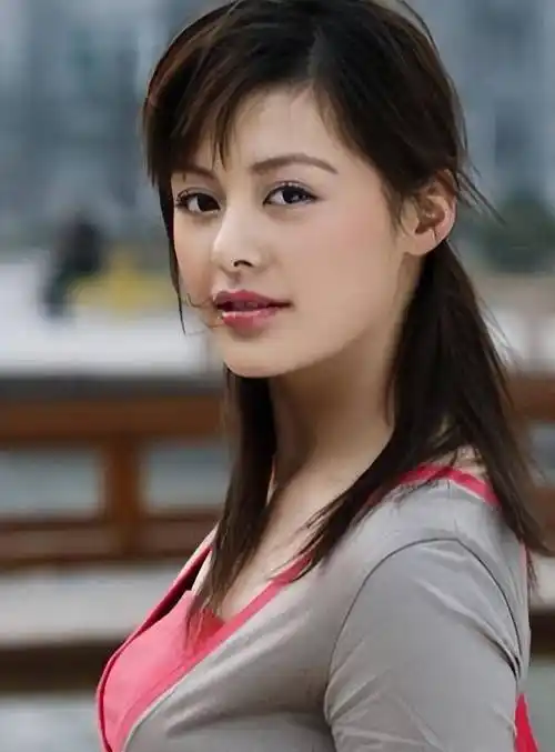 央视亲闺女王力可41次当女主,出道 20 年为何不火?三大原因揭秘