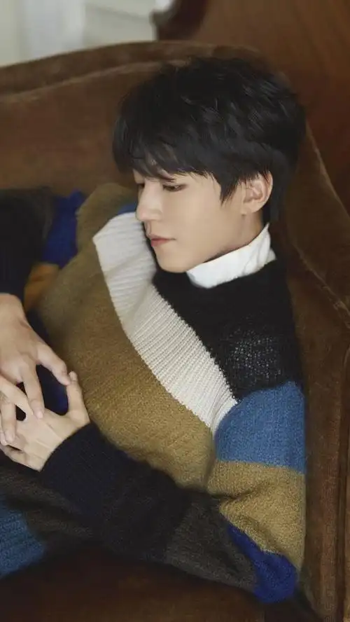 歌手王俊凯,舞台精彩,帅气有才华,请看帅气写真照