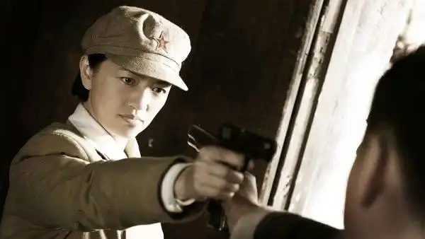 没想到《风筝》里的女一号罗海琼,原来这么有钱简直是"土豪"啊