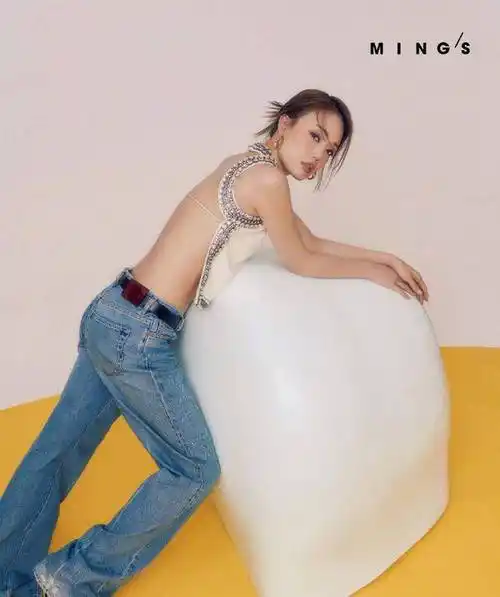 43岁容祖儿拍写真大胆突破,身形曼妙,无内搭直接套穿皮背心短裙_女性_