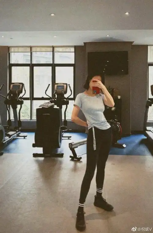 倪妮久违晒露脸照穿运动装秀长腿马甲线