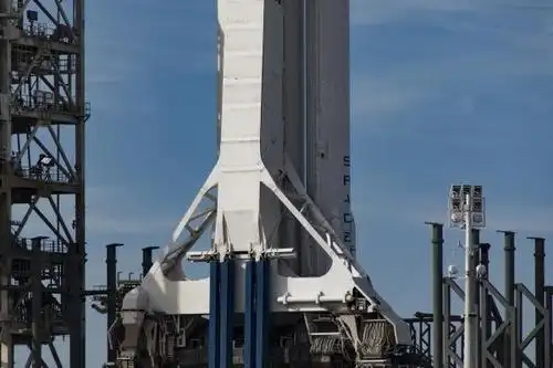 "猎鹰号"重型火箭蓄势待发