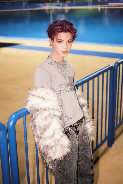 黄明昊紫发造型随拍