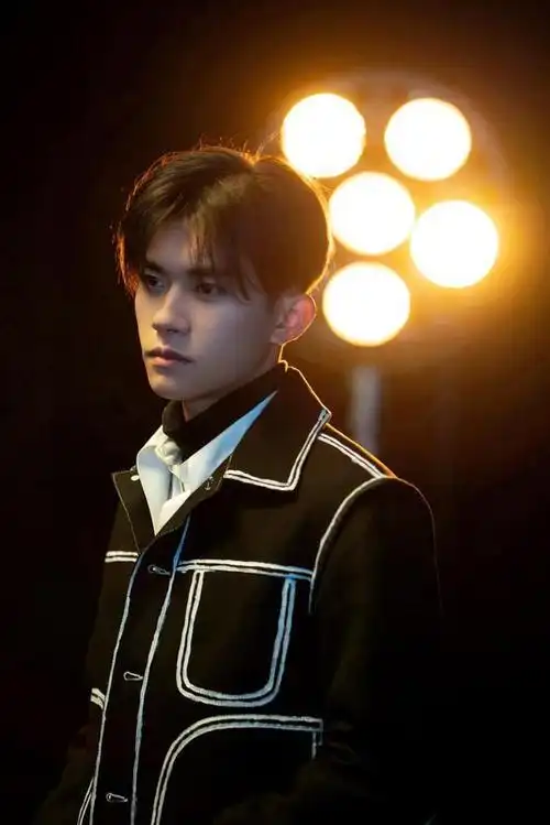 黑西装白色翻领衬衣,戒指手环酷劲十足|长裤|风衣|发型|白衬衫|马丁靴