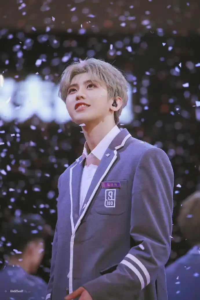 蔡徐坤校服照合集分享少年气溢出屏幕