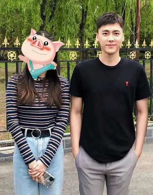 李易峰早年活动被拍,和178cm何穗同框,生图状态引发讨论_网友_身材