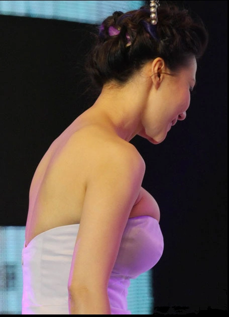 阿朵抹胸裙秀爆乳出席活动,勒的紧肉都肌起来了手臂纹身有特点