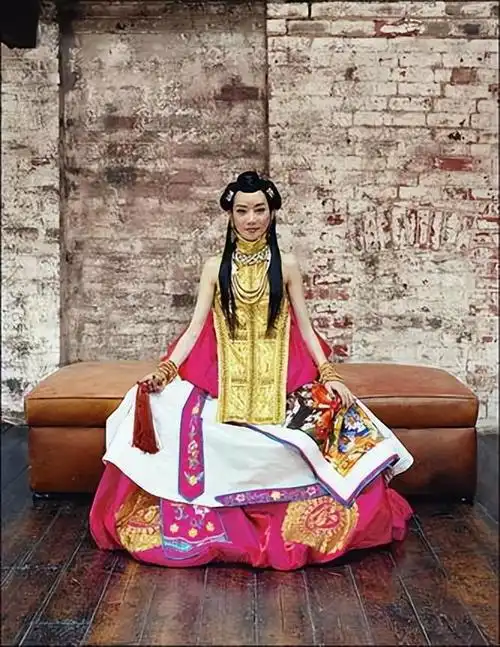 在早期萨顶顶还叫周鹏的时候,萨顶顶凭借在青歌赛获奖后,还上了央视的