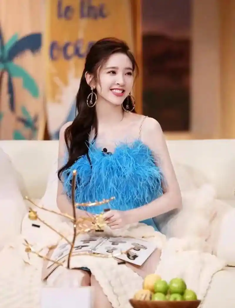 唐艺昕的长发造型好美,优雅大气,清新俏丽,笑容温柔明媚!