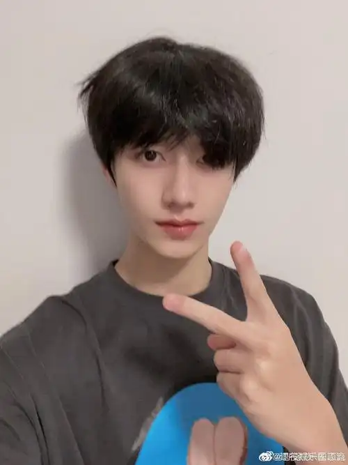 朱志鑫六宫格自拍##朱志鑫说十一月也要过完了