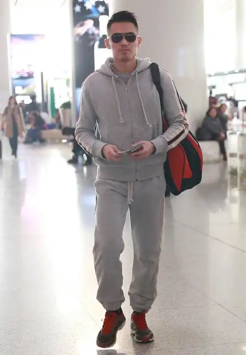 林丹黑超遮面低头疾行 无粉丝接机看路人的表情亮了