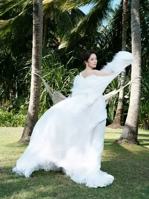 杨幂亮相"尖叫之夜"活动,白色羽毛裙尽显优雅气质,颜值惊艳全场_造型