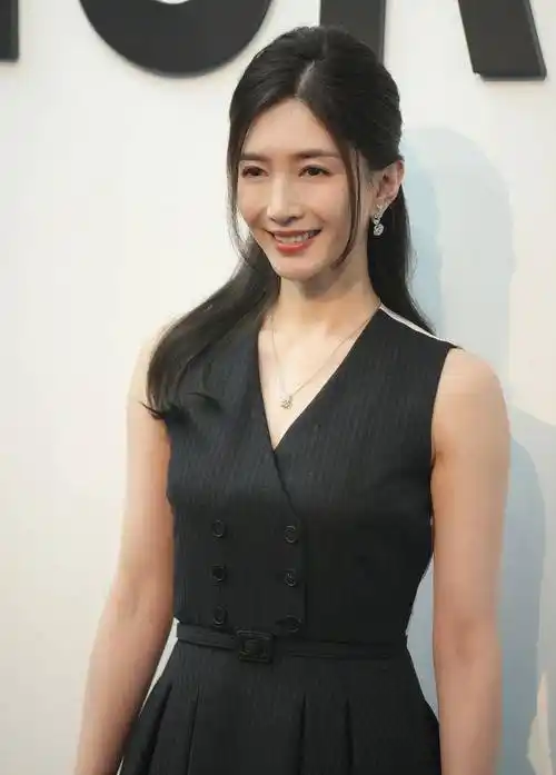 江疏影出席活动,身着简约小黑裙的她,华丽优雅的气质不凡_新造型_皮肤