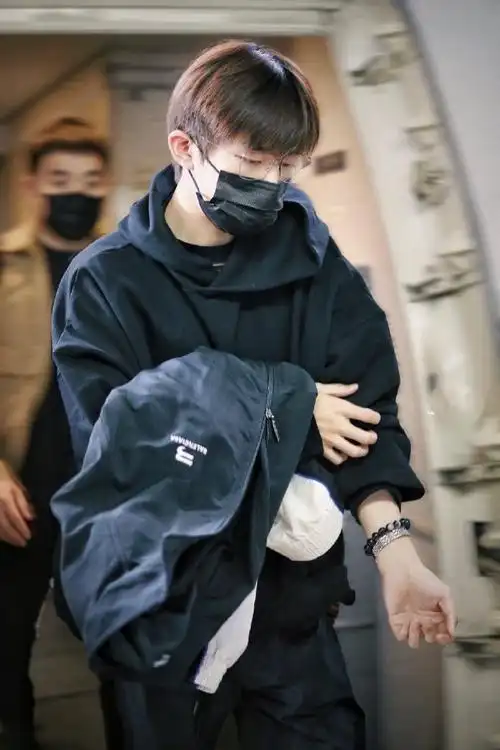 易烊千玺机场图#  易烊千玺机场穿搭小合集9615  私服穿搭松弛