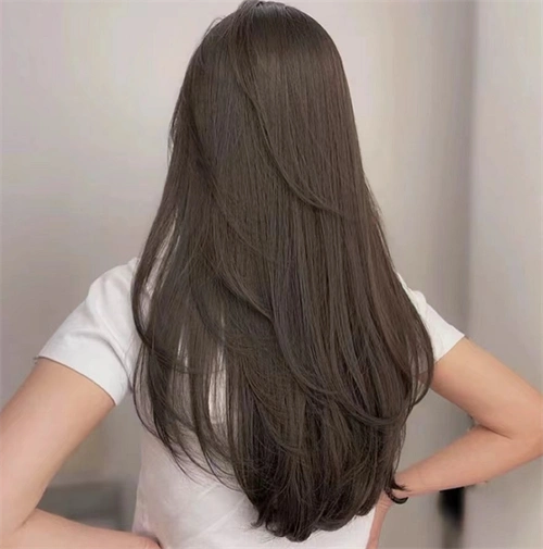 略带纹理的直发,利用层次打造出来的纹理,仙气又文艺.