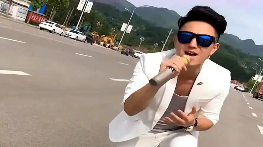 网红男歌手翻唱《不变的情缘》,嗓音令人心醉,超好听!