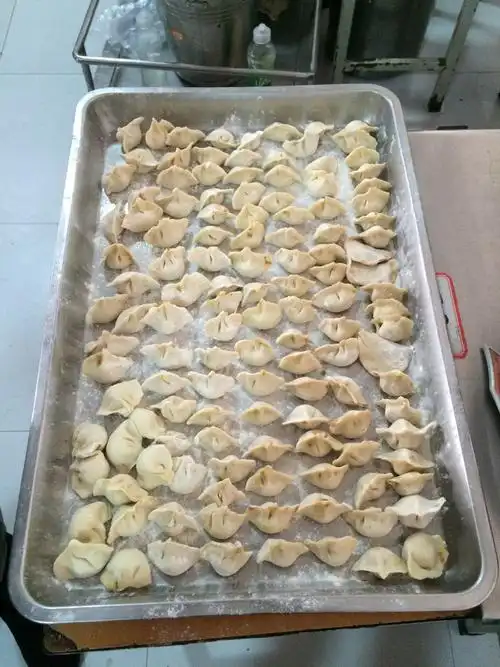 看 我们班包的饺子