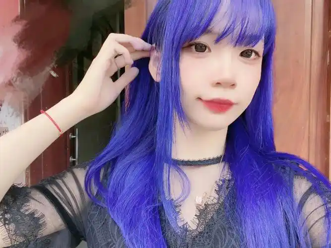 想染蓝色的头发一定要和托尼确定好颜色