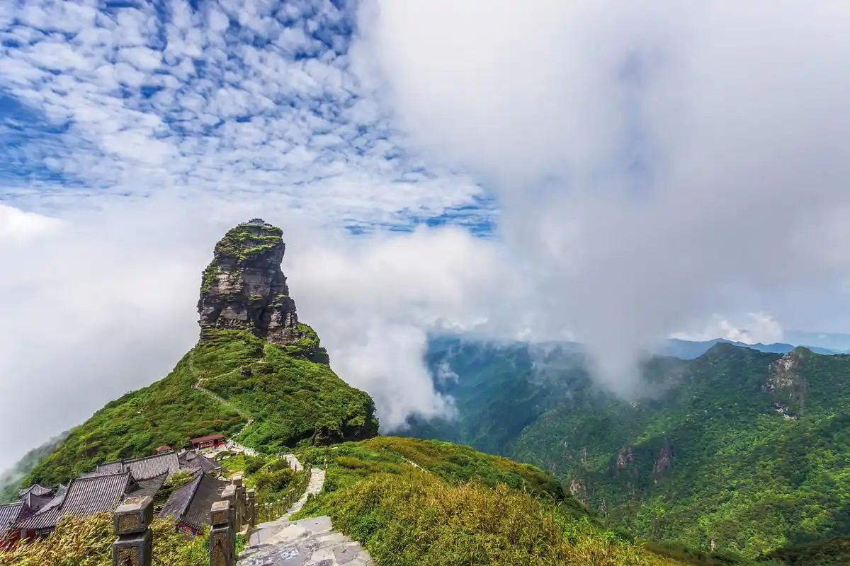 梵净山(mount fanjing),得名于"梵天净土",位于贵州省铜仁市的印江