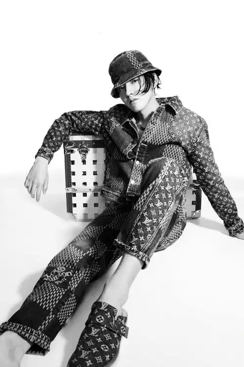 吴亦凡杂志#louisvuitton"我心中有灼热火焰"时尚芭莎黑白湿发大片