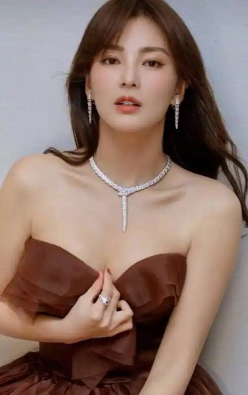 张雨绮众多性感美图太火辣!天使的脸蛋魔鬼的身材_风尚圈_扒娱乐